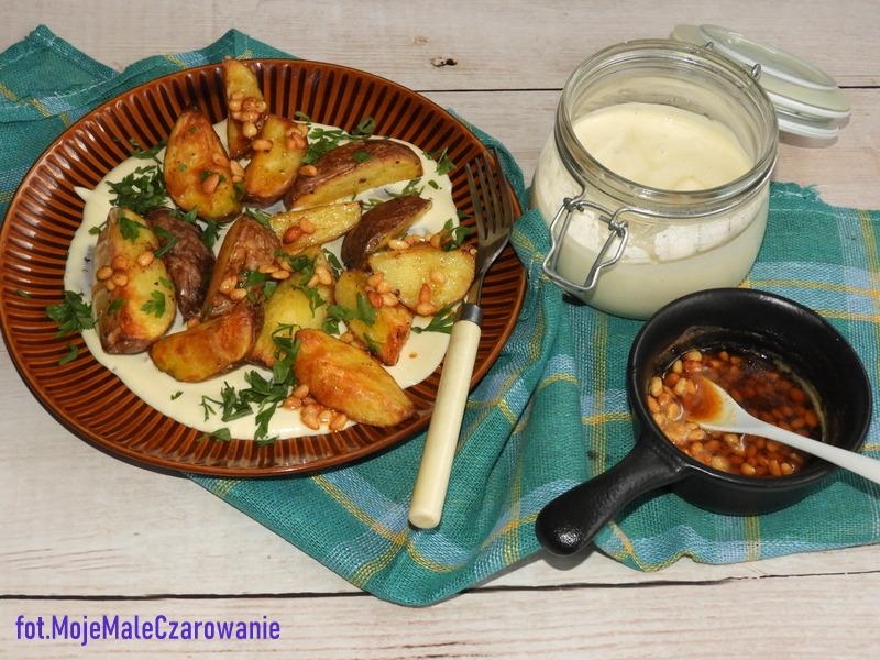 Pieczone ziemniaki z aioli i piniolami