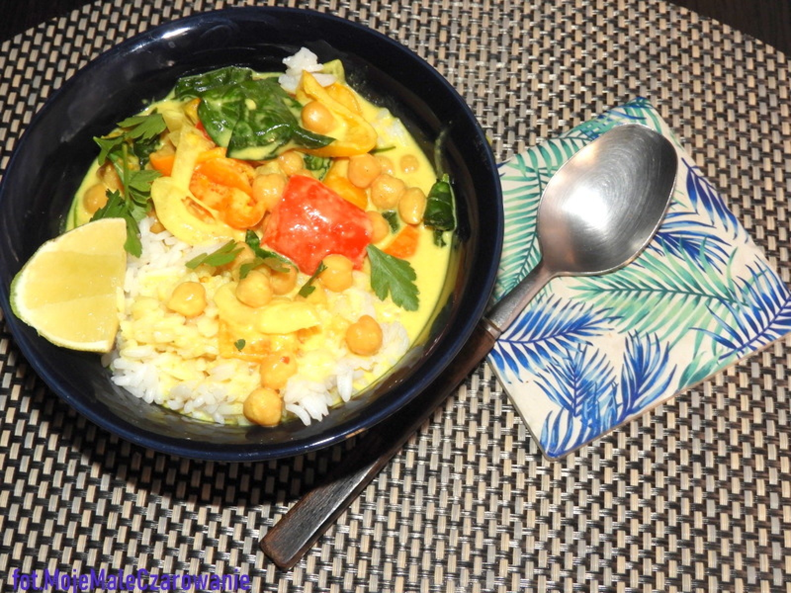 Paprykowe curry ze szpinakiem