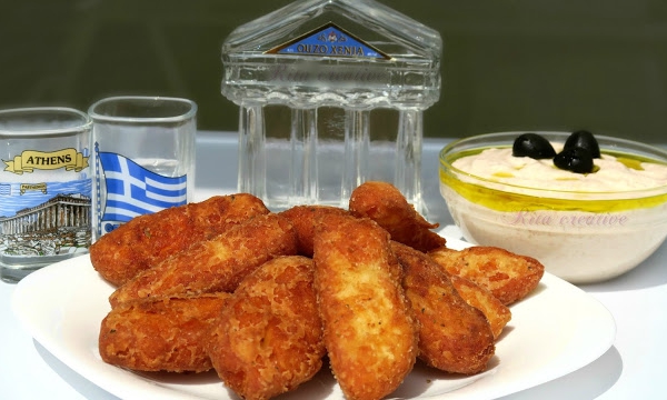 PALUSZKI HALLOUMI z pikantnym sosem jogurtowym.