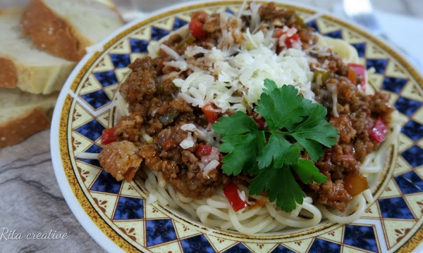 SPAGHETTI Z MIĘSEM MIELONYM