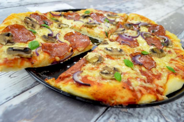 Pyszna i prosta pizza z salami i pieczarkami + film