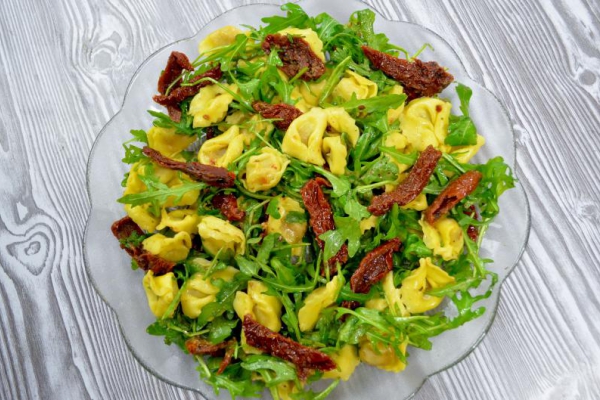 Sałatka z tortellini, suszonymi pomidorami i rukolą + film