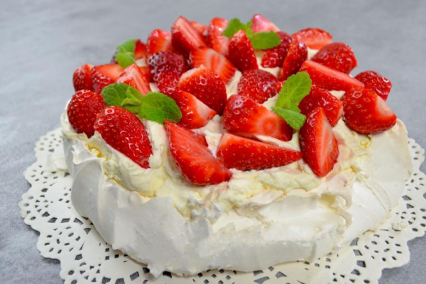 Beza z mascarpone i truskawkami + film