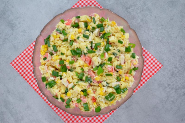 Sałatka z surimi, makaronem, kukurydzą, papryką i żółtym serem + film