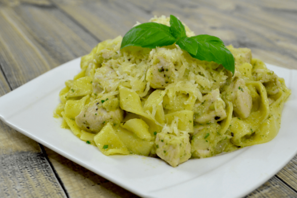 Makaron z kurczakiem i pesto z awokado + film