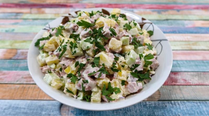 Sałatka z mortadelą, ogórkami i ziemniakami + film