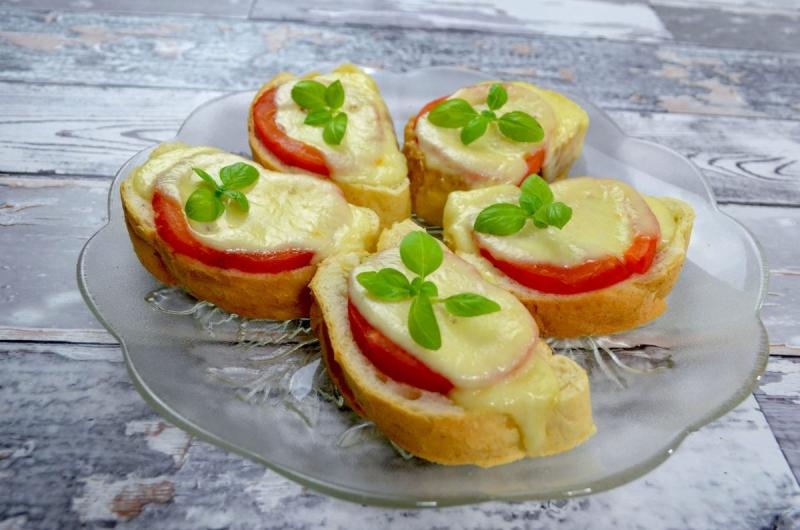 Mini grzanki z pomidorem i mozzarellą + film