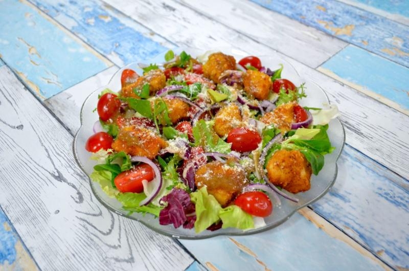 Sałatka z chrupiącym kurczakiem + film