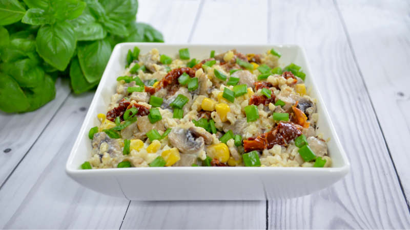 Sałatka z kaszą bulgur pieczarkami, suszonymi pomidorami i kukurydzą + film