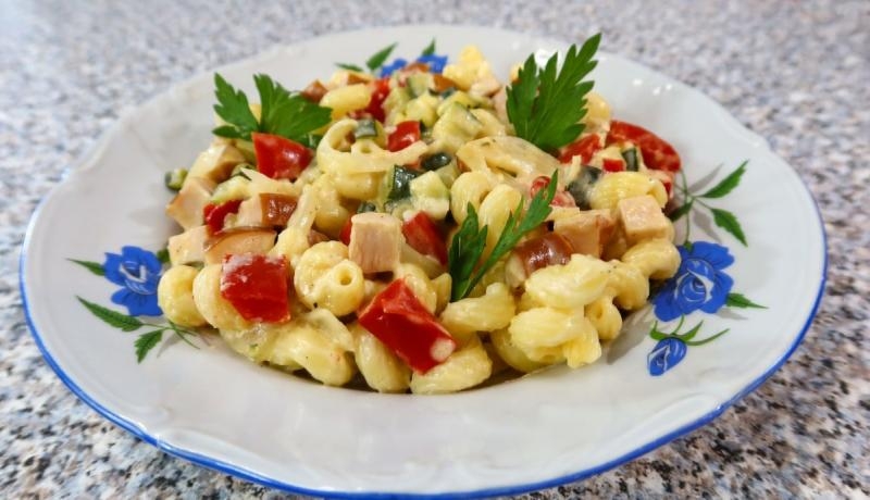 Makaron z wędzonym kurczakiem, cukinią i papryką + film