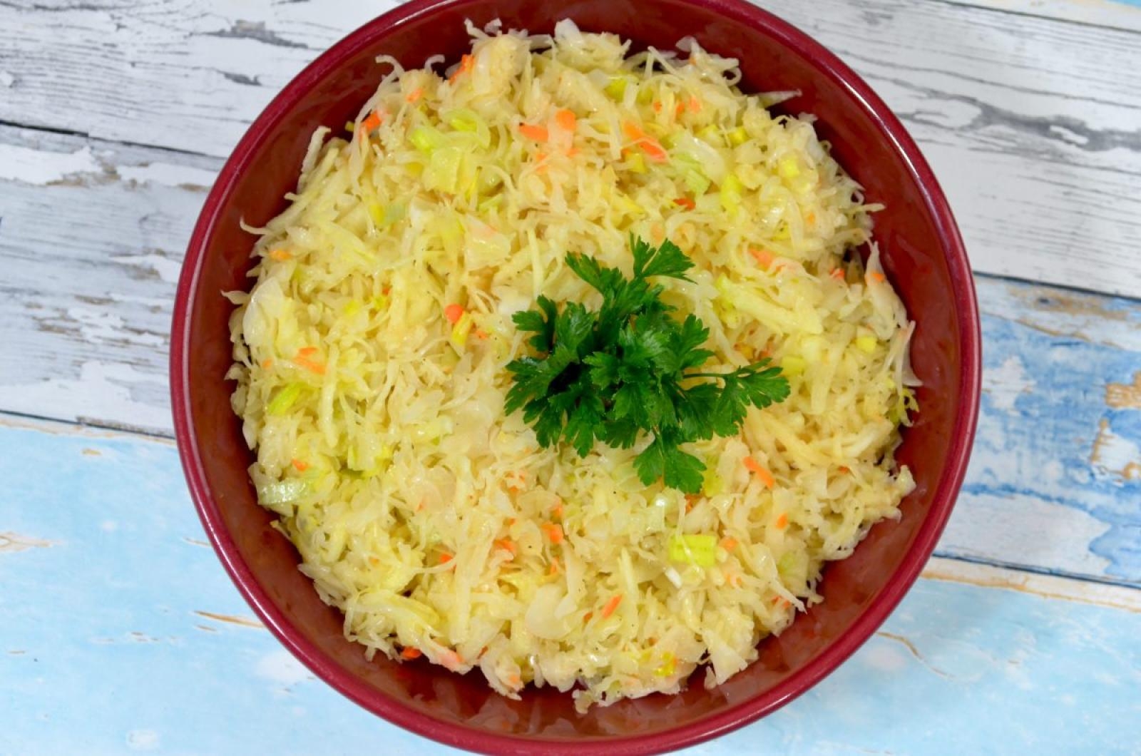 Surówka z kiszonej kapusty z porem i jabłkiem + film