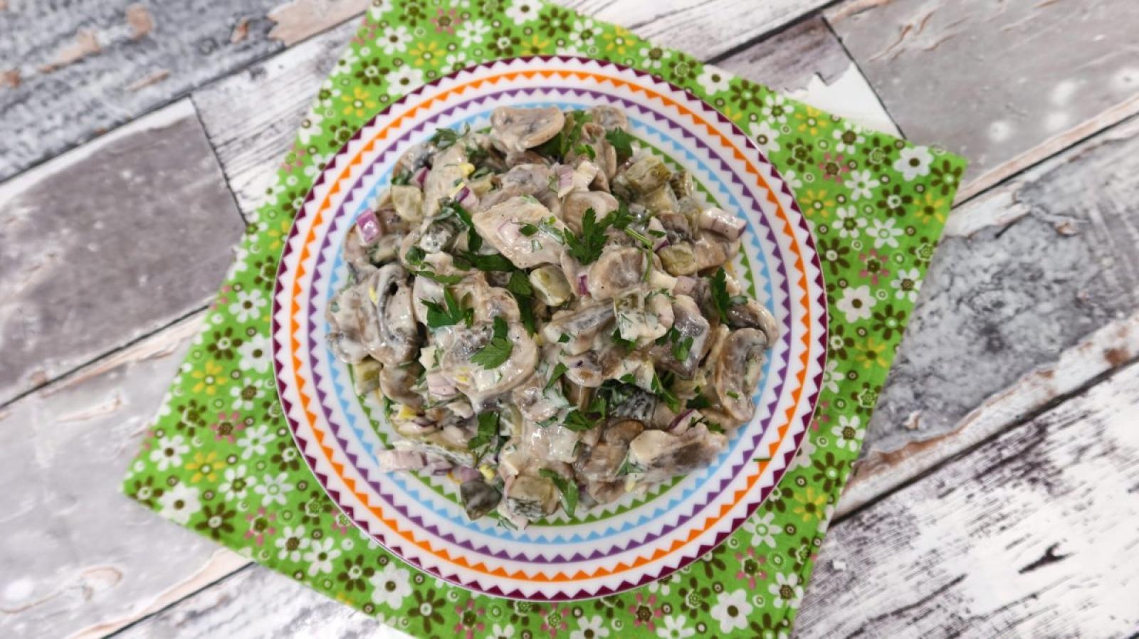 Sałatka śledziowa z pieczarkami + film