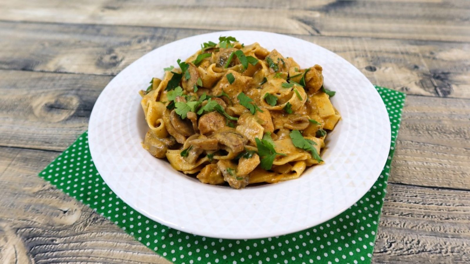 Makaron z kurczakiem i pieczarkami + film