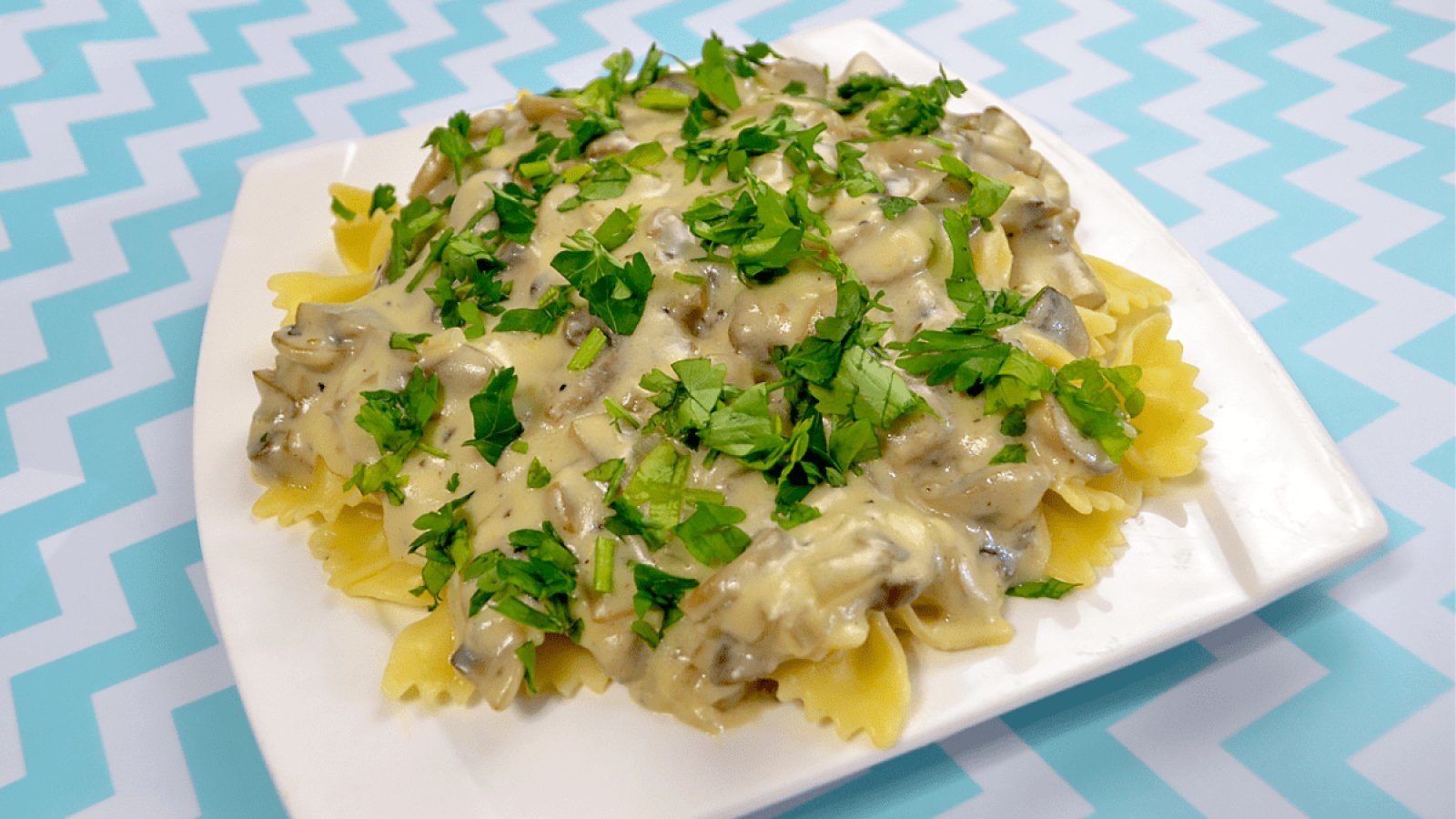 Makaron z sosem pieczarkowym + film