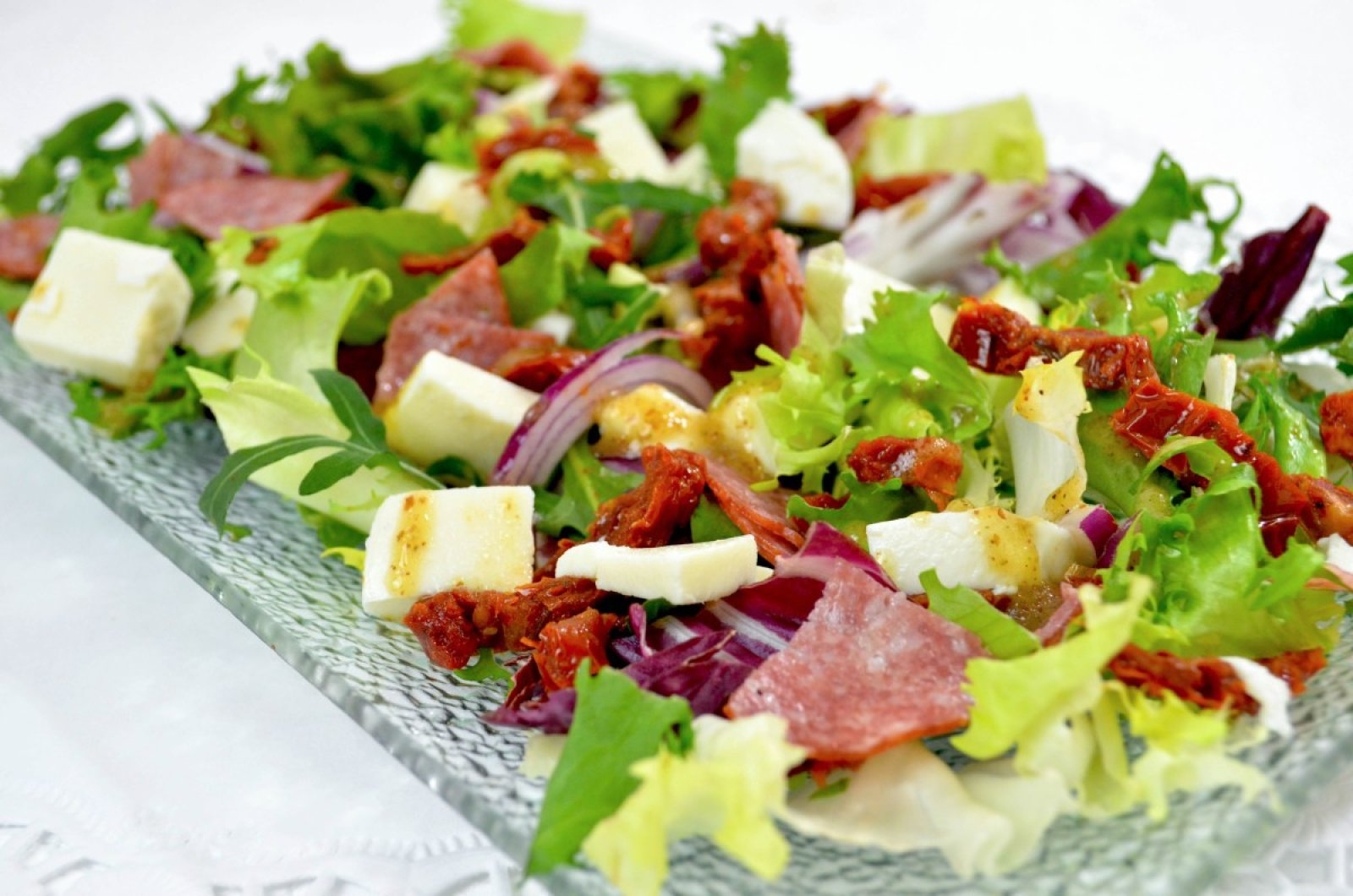 Sałatka z mixem sałat, salami, suszonymi pomidorami i mozzarellą + film