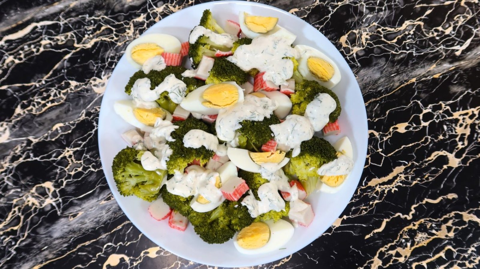 Sałatka z brokułem, surimi i jajkiem + film