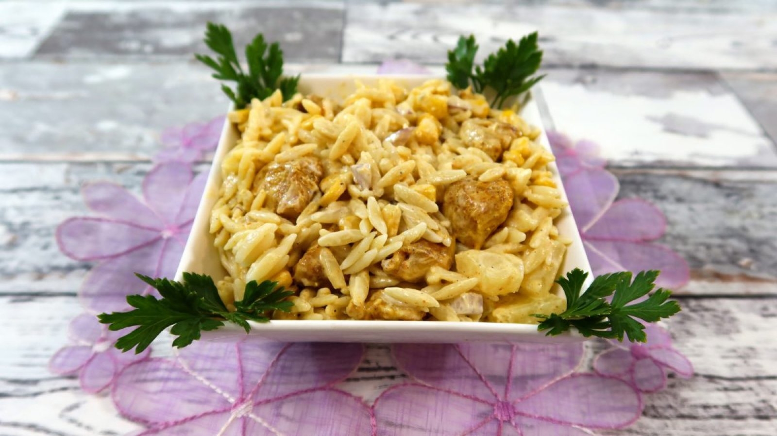 Sałatka z makaronem orzo, kurczakiem i ananasem + film