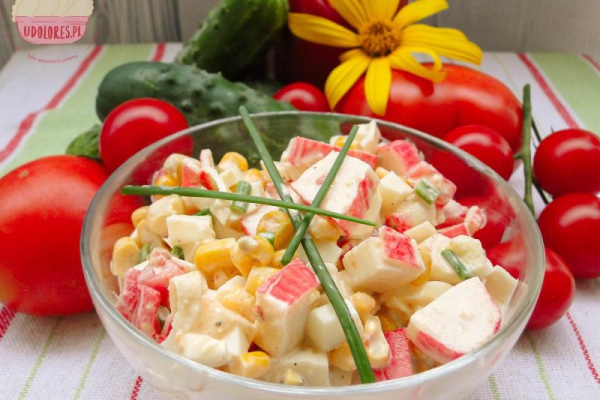 Sałatka z paluszkami surimi