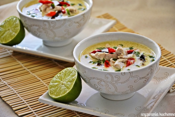 Tajska zupa kokosowa z kurczakiem (Tom Kha Gai)