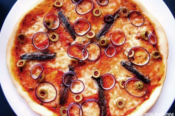 Pizza z anchois i oliwkami