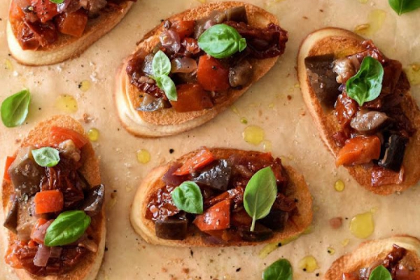 Crostini z bakłażanem i suszonymi pomidorami
