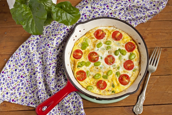Frittata z bobem i pomidorkami