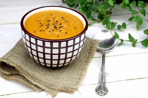 Błyskawiczna zupa z czerwonej soczewicy z pomidorami i tymiankiem