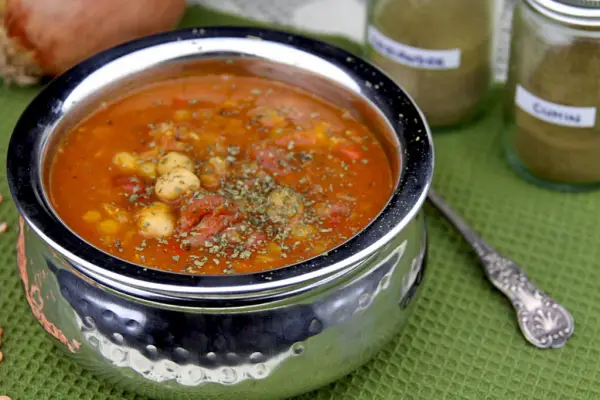 Libańska zupa z soczewicą i ciecierzycą