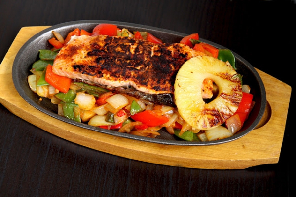 Grillowany łosoś z warzywami w 5 smakach na gorącym półmisku