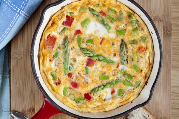 Frittata ze szparagami i papryką