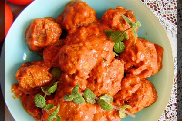 Kotlety mielone z kaszą bulgur w sosie pomidorowym