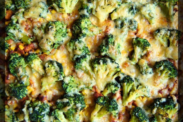 Pizza z kurczakiem i brokułami