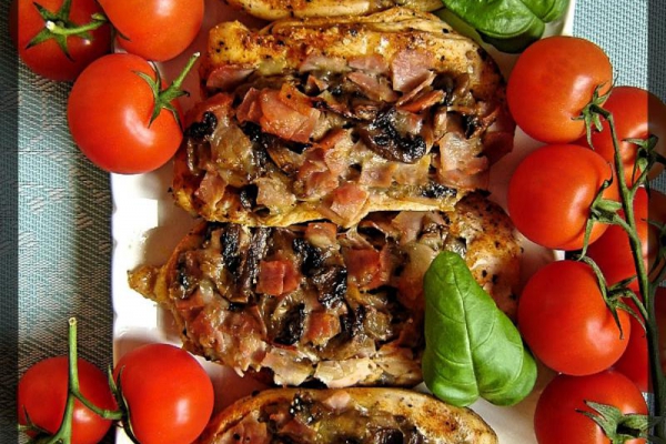 Piersi z kurczaka faszerowane pieczarkami, szynką i mozzarellą