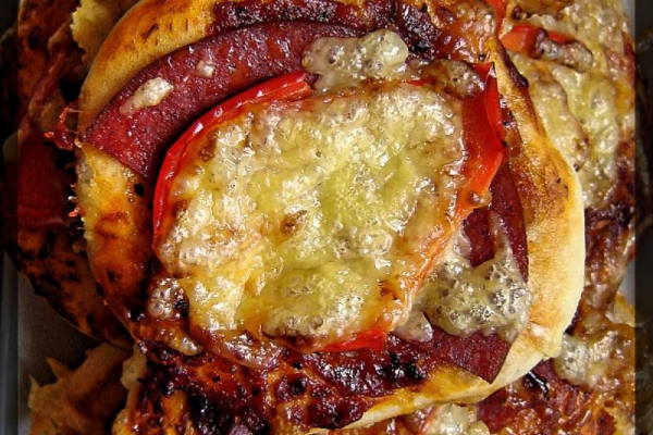 Pizzerinki z salami i papryką