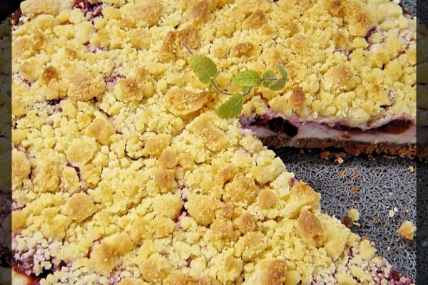 Tarta z serem i karmelizowanymi śliwkami