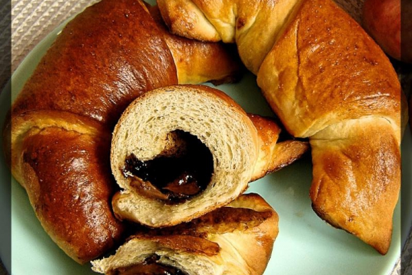 Rogaliki drożdżowe z kremem czekoladowym