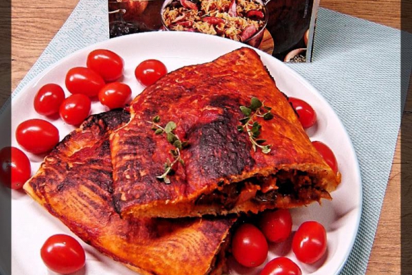 Calzone z kiełbasą i grzybami