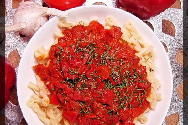 Makaron z salami w sosie pomidorowym