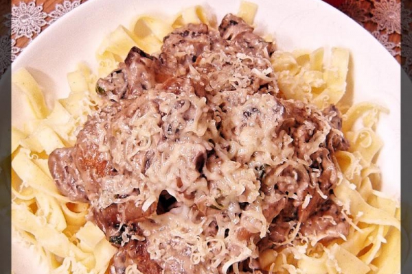 Makaron z sosem pieczarkowym z klopsikami