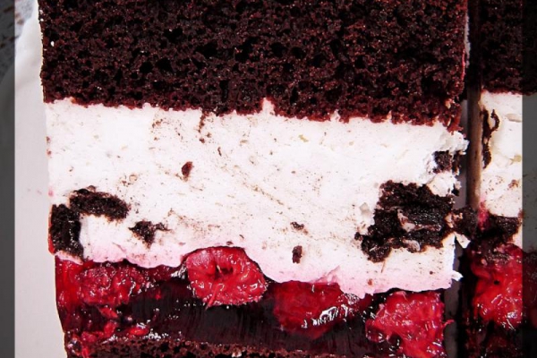 Ciasto czekoladowe z ciasteczkami Oreo i malinami