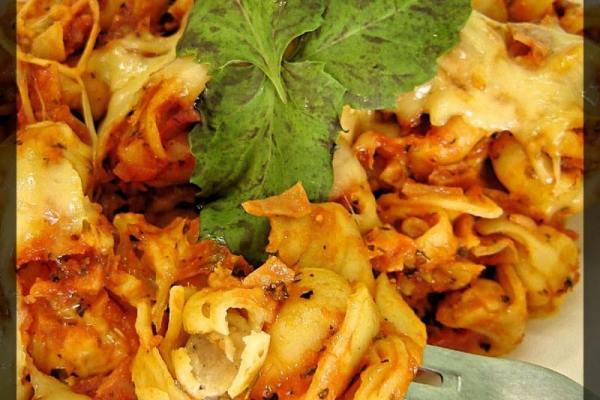 Zapiekanka z tortellini w sosie pomidorowym