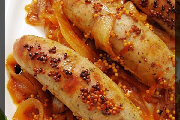 Biała kiełbasa pieczona z cebulą, musztardą i piwem