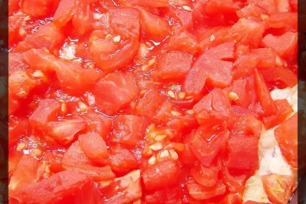 Parówki zapiekane z pomidorami i żółtym serem