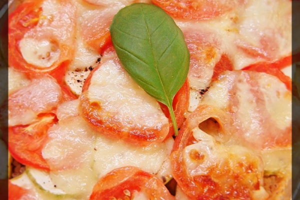 Zapiekanka z kaszą, mięsem mielonym, cukinią i pomidorem