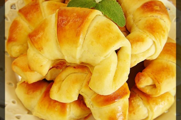 Rogaliki drożdżowe na śmietanie