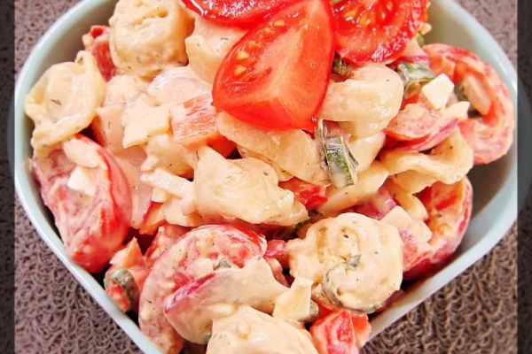 Sałatka z tortellini, jajkiem i pomidorkami koktajlowymi