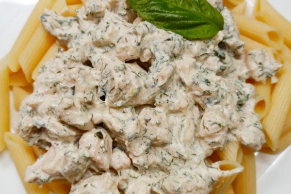 Penne z kurczakiem w sosie ziołowo-śmietanowym