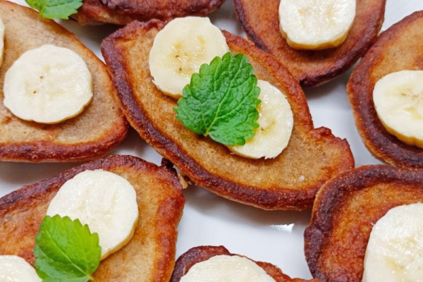 Placki bananowe z masłem orzechowym