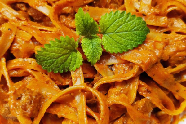 Makaron ryżowy z kurczakiem w sosie pomidorowym