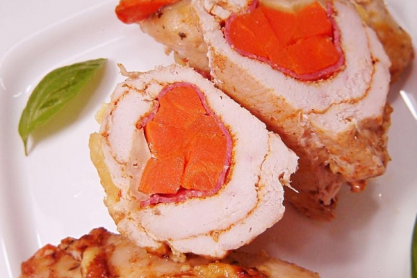 Roladki drobiowe z marchewką, salami i mozzarellą